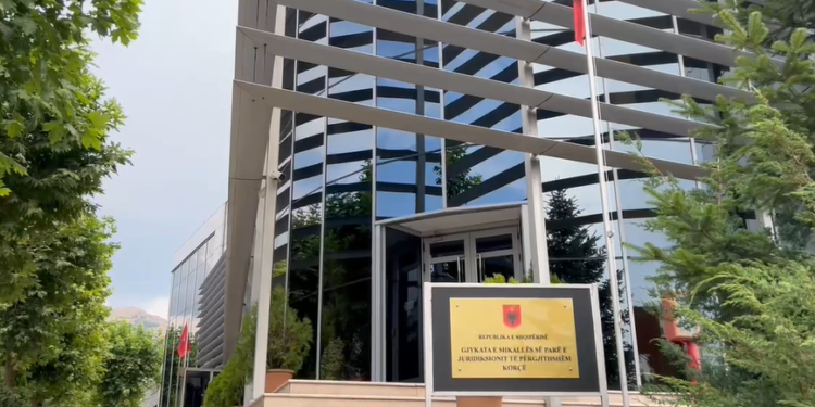 Vrasja e 14-vjeçarit në Maliq, gjykata jep masat e sigurisë për 8 të akuzuarit