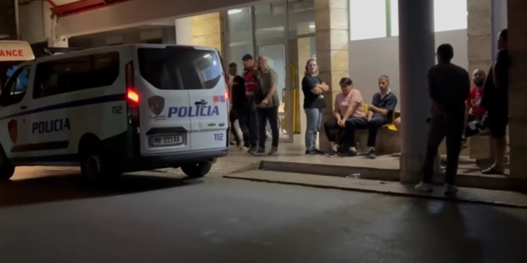 Kush është autori i vrasjes së 14-vjeçarit në Maliq? Pamjet kur shoqërohet nga spitali në komisariat