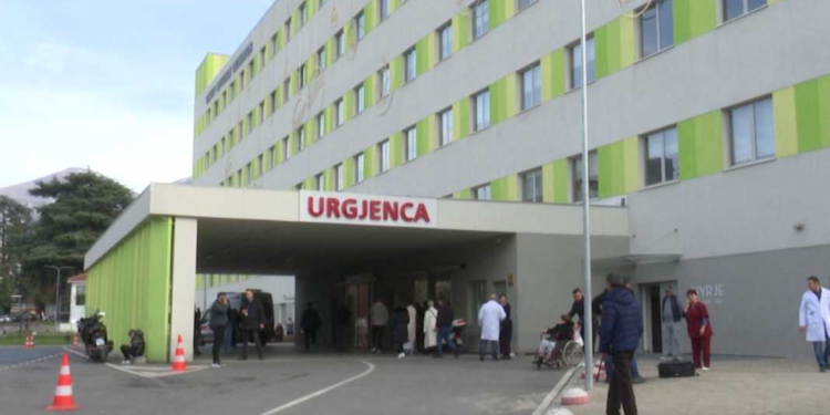 Tentoi vetëvrasjen duke pirë dozë të lartë medikamentesh, përfundon në spital 16-vjeçarja