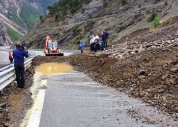 Moti i keq në Kukës, rrëshqitje dherash në disa akse! Shuhen zjarret në Fushë Arrëz