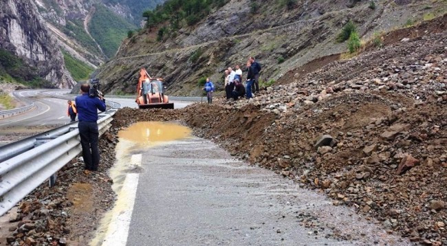 Moti i keq në Kukës, rrëshqitje dherash në disa akse! Shuhen zjarret në Fushë Arrëz