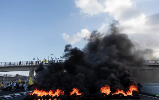 Protestuesit bllokojnë rrugët në Izrael: T’i jepet fund fushatës ushtarake në Gaza, pengjet të kthehen në shtëpi