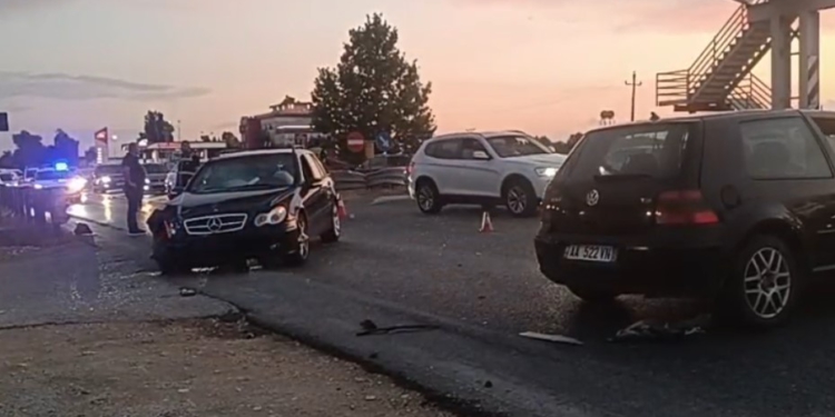 Tjetër aksident në autostradën Lushnje-Fier! Makina i pret rrugën ‘Benz-it’, dy të plagosur