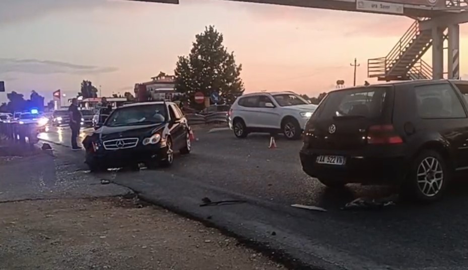 Tjetër aksident në autostradën Lushnje-Fier! Makina i pret rrugën ‘Benz-it’, dy të plagosur