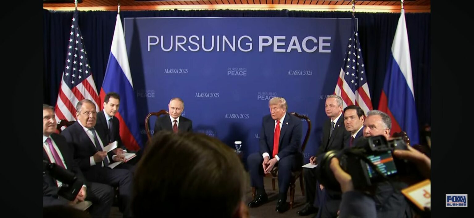 Trump dhe Putin të ulur bashkë, dalin fotot e para nga Samiti i Alaskës! Pse po bërtet Presidenti rus?!