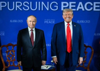 Mediat: Në Alaska, gjuha e trupit e takimit Trump-Putin është shumë larg të qenit e ftohtë