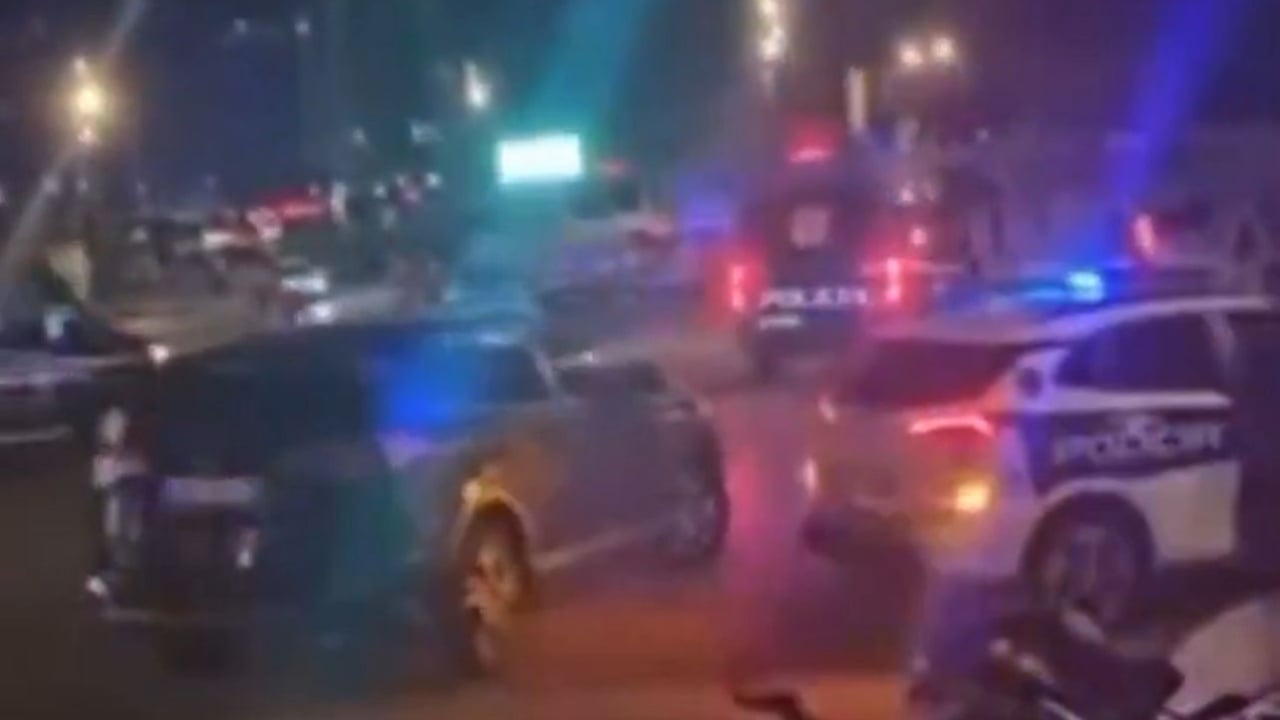 Provokuan me banderolat “Kosova është Serbi” dhe përdhosën bustin e Skënderbeut, autobusi i tifozëve polakë sulmohet rrugës për Rinas, nisin hetimet