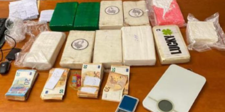 U kapën me 15 kg kokainë dhe 100 mijë euro, dy shqiptarë të prangosur në Peruxhia