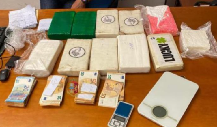 U kapën me 15 kg kokainë dhe 100 mijë euro, dy shqiptarë të prangosur në Peruxhia