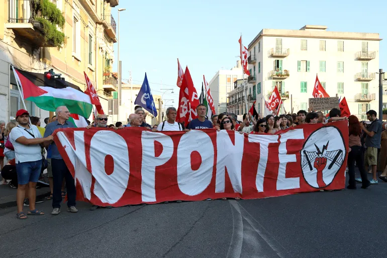 Mijëra protestues kundër planit për ndërtimin e urës më të gjatë në botë!