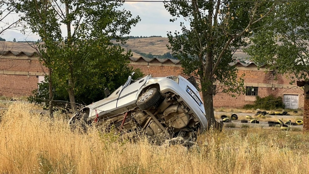 Aksident në Korçë, mjeti përfundon i përmbysur jashtë rrugës! Plagoset drejtuesi
