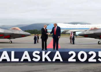 Mediat britanike: 11 momente të çuditshme nga takimi Trump-Putin 