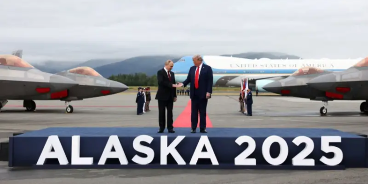 Mediat britanike: 11 momente të çuditshme nga takimi Trump-Putin 