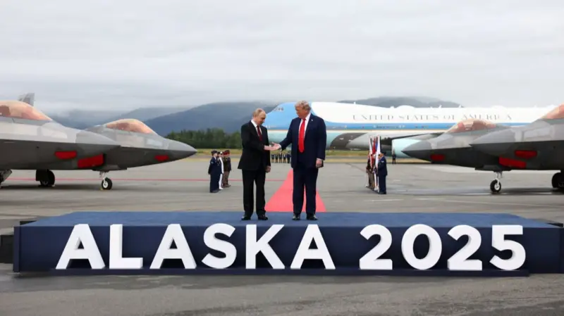 Mediat britanike: 11 momente të çuditshme nga takimi Trump-Putin 