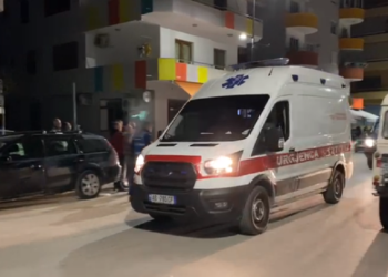 E rëndë në Vlorë, fëmija bie nga ballkoni i një banese në Lungomare