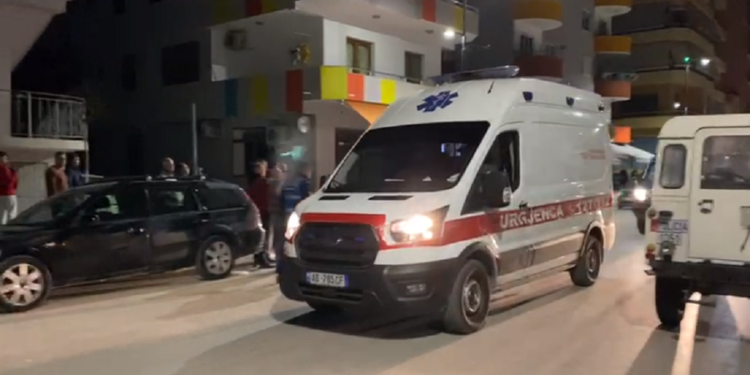 E rëndë në Vlorë, fëmija bie nga ballkoni i një banese në Lungomare