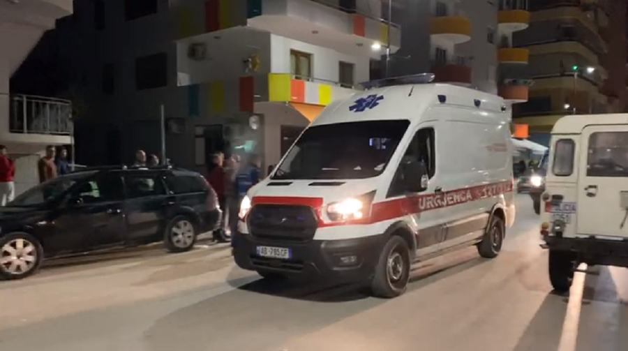 E rëndë në Vlorë, fëmija bie nga ballkoni i një banese në Lungomare