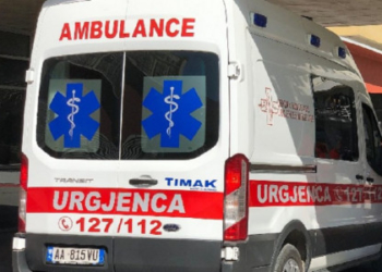 Aksident në rrugën Fier-Levan, makina përplaset me shtyllën elektrike, plagoset drejtuesi