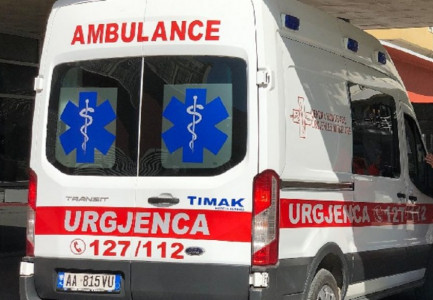 Aksident në rrugën Fier-Levan, makina përplaset me shtyllën elektrike, plagoset drejtuesi