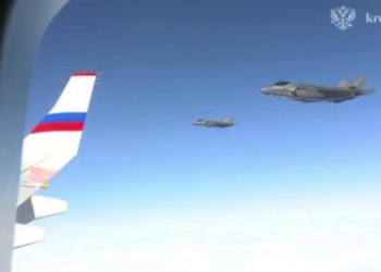 Momenti kur avionët luftarakë amerikanë F-35 shoqërojnë aeroplanin presidencial të Vladimir Putin (VIDEO)