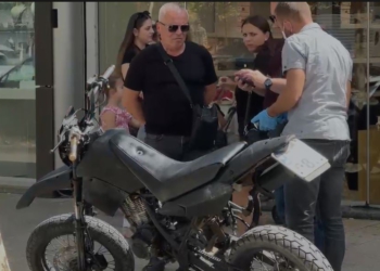 Panik në Shkodër, një person i armatosur futet me skafandër në argjendar, dyshohet se…