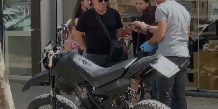 Panik në Shkodër, një person i armatosur futet me skafandër në argjendar, dyshohet se…