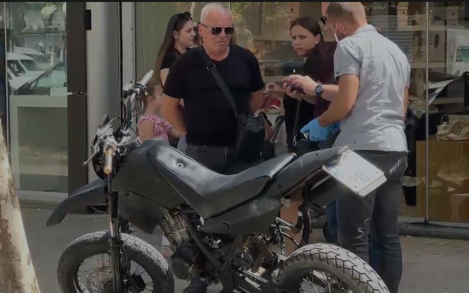 Panik në Shkodër, një person i armatosur futet me skafandër në argjendar, dyshohet se…