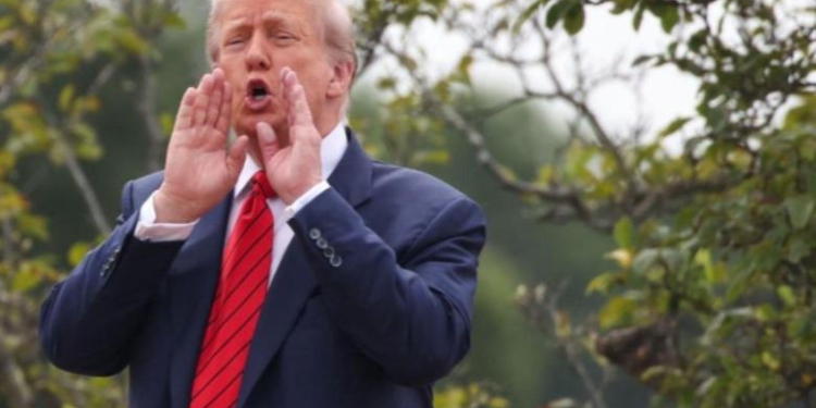 Gazetarët e pyesin se çfarë po bënte në majë të çatisë së Shtëpisë së Bardhë, Trump: Do vendos raketa bërthamore!