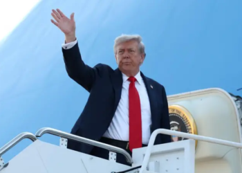 Foto-lajm! Trump hipën në Air Force One, përshëndet me dorë por nuk flet para mediave