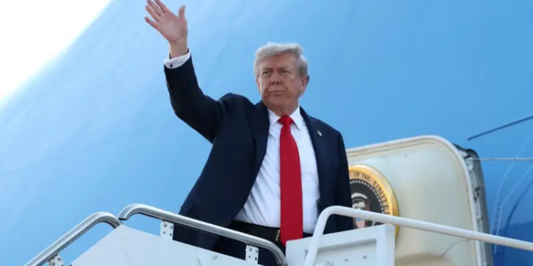 Foto-lajm! Trump hipën në Air Force One, përshëndet me dorë por nuk flet para mediave