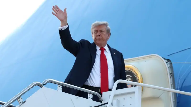 Foto-lajm! Trump hipën në Air Force One, përshëndet me dorë por nuk flet para mediave