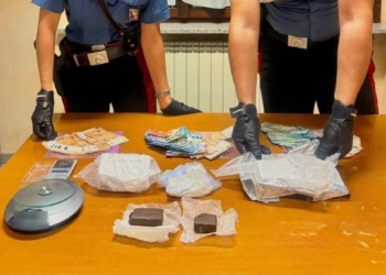 Iu kap mbi 1 kg drogë dhe para cash, arrestohet 47-vjeçari shqiptar në Itali