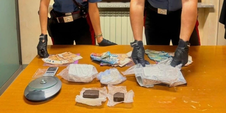 Iu kap mbi 1 kg drogë dhe para cash, arrestohet 47-vjeçari shqiptar në Itali