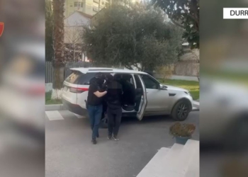 Plagosi të riun për parkimin në Hamallaj, prangoset pas 5 orësh autori (EMRI)
