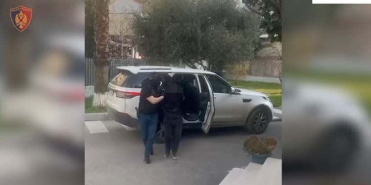 Plagosi të riun për parkimin në Hamallaj, prangoset pas 5 orësh autori (EMRI)
