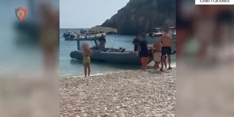 I mituri hidhet nga shkëmbi dhe dëmtohet në kokë! Policia i vjen në ndihmë në Gjirin e Gramës