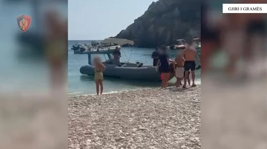 I mituri hidhet nga shkëmbi dhe dëmtohet në kokë! Policia i vjen në ndihmë në Gjirin e Gramës