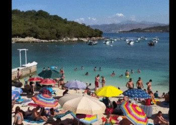 Sezoni turistik, Rama ndan pamje nga plazhi publik në Ksamil