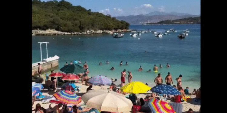 Sezoni turistik, Rama ndan pamje nga plazhi publik në Ksamil