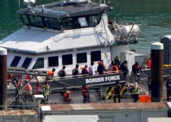 Marrëveshja me Francën për emigrantët, nisin kthimet e para nga Britania