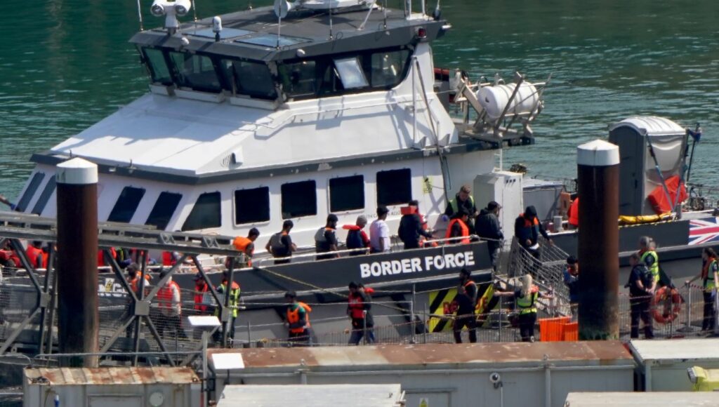 Marrëveshja me Francën për emigrantët, nisin kthimet e para nga Britania