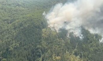 Flakët dalin sërish jashtë kontrollit në Kurorën e Dardhës në Pukë, për ndihmë shkon një helikopter