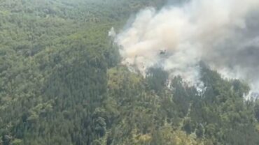 Flakët dalin sërish jashtë kontrollit në Kurorën e Dardhës në Pukë, për ndihmë shkon një helikopter