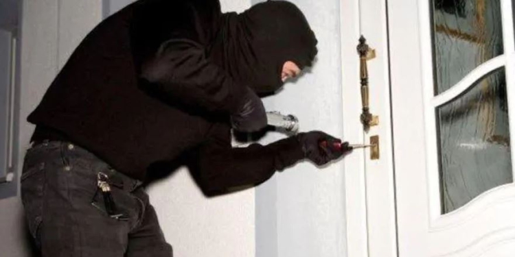 Godasin me levë të moshuarin gjatë grabitjes, arrestohen tre “skifterat” shqiptarë në Itali
