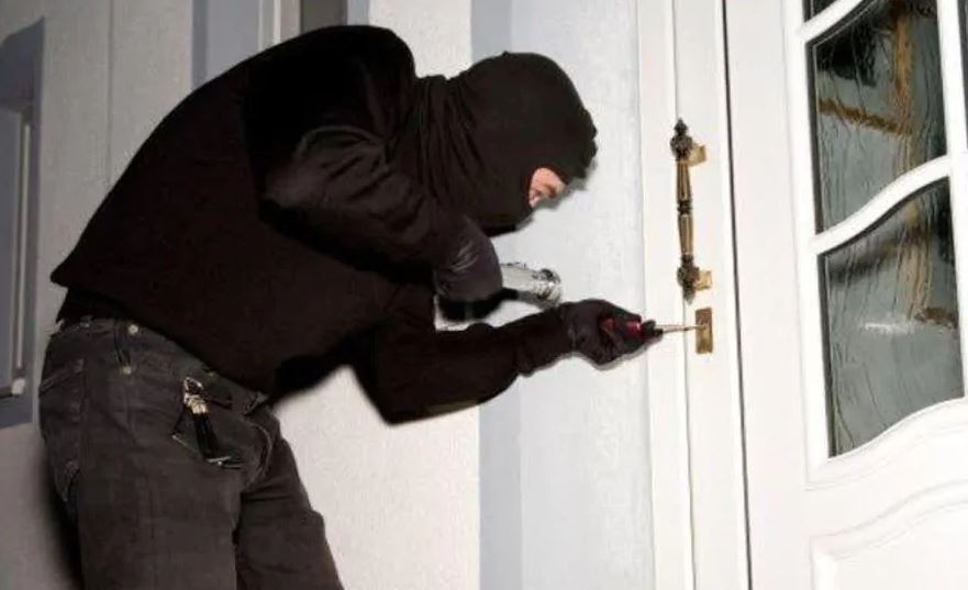 Godasin me levë të moshuarin gjatë grabitjes, arrestohen tre “skifterat” shqiptarë në Itali