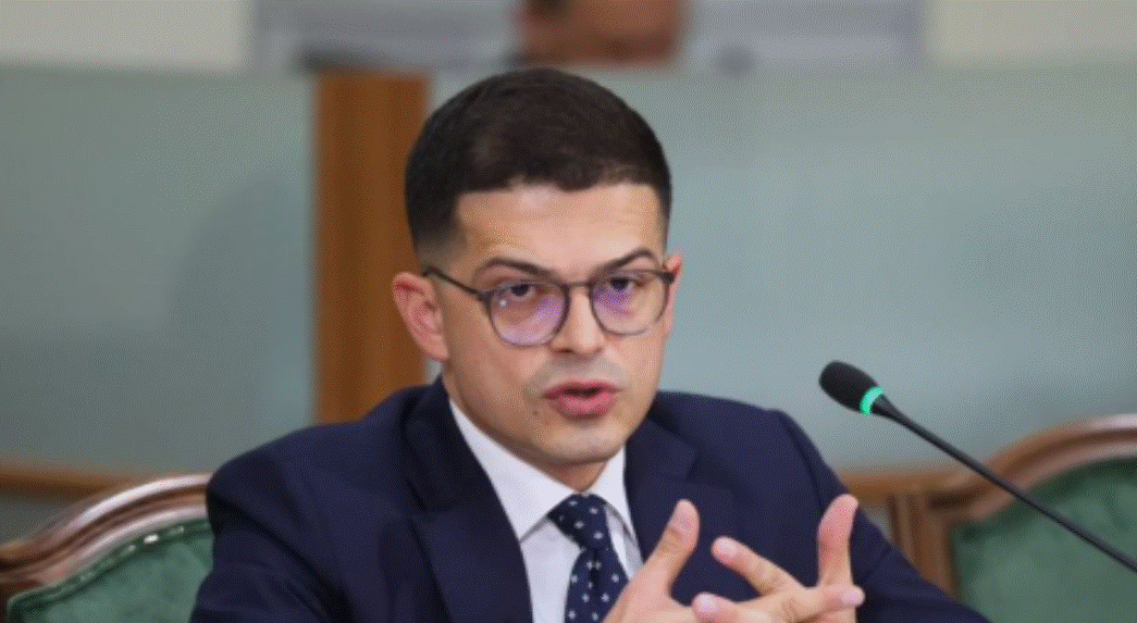 “Luftë me flakët nga ajri në Fushë Arrëz”/ Vengu: Helikopterët e Forcës Ajrore dhe nga Emiratet e Bashkuara Arabe ndihmuan në operacion