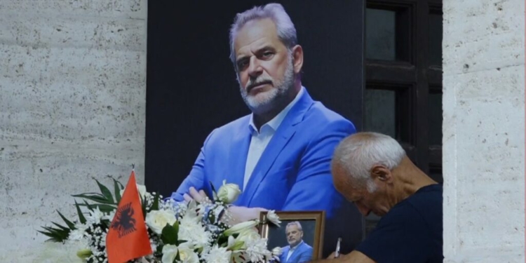 Lamtumirë Artur Zheji! Mbahen homazhet për gazetarin dhe publicistin e ndjerë