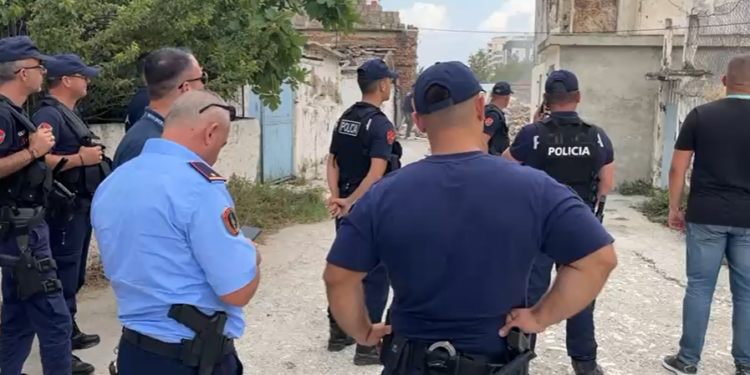 VIDEO / Tension në lagjen “1 Maji” në Vlorë, banorët kundërshtojnë shembjen e banesave