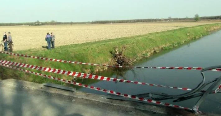 Makina përplaset me skuterin, tre të vdekur! Çifti me motor mbytet në kanalin pranë rrugës