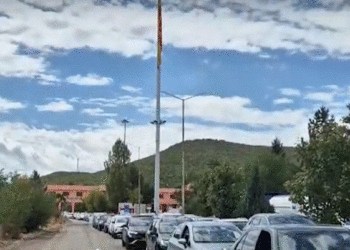 Radhë automjetesh në Qafë Thanë, dy doganat shqiptare dhe maqedonase shtojnë sportelet